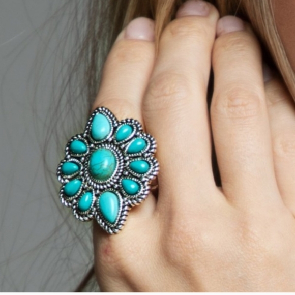 New boutique western turquoise adjustable ring - Picture 5 of 9